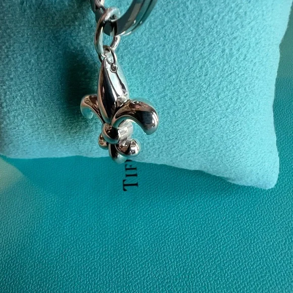 🌸🌸 Authentic Tiffany & Co. RARE Fleur De Lis Keyring - Picture 9 of 10